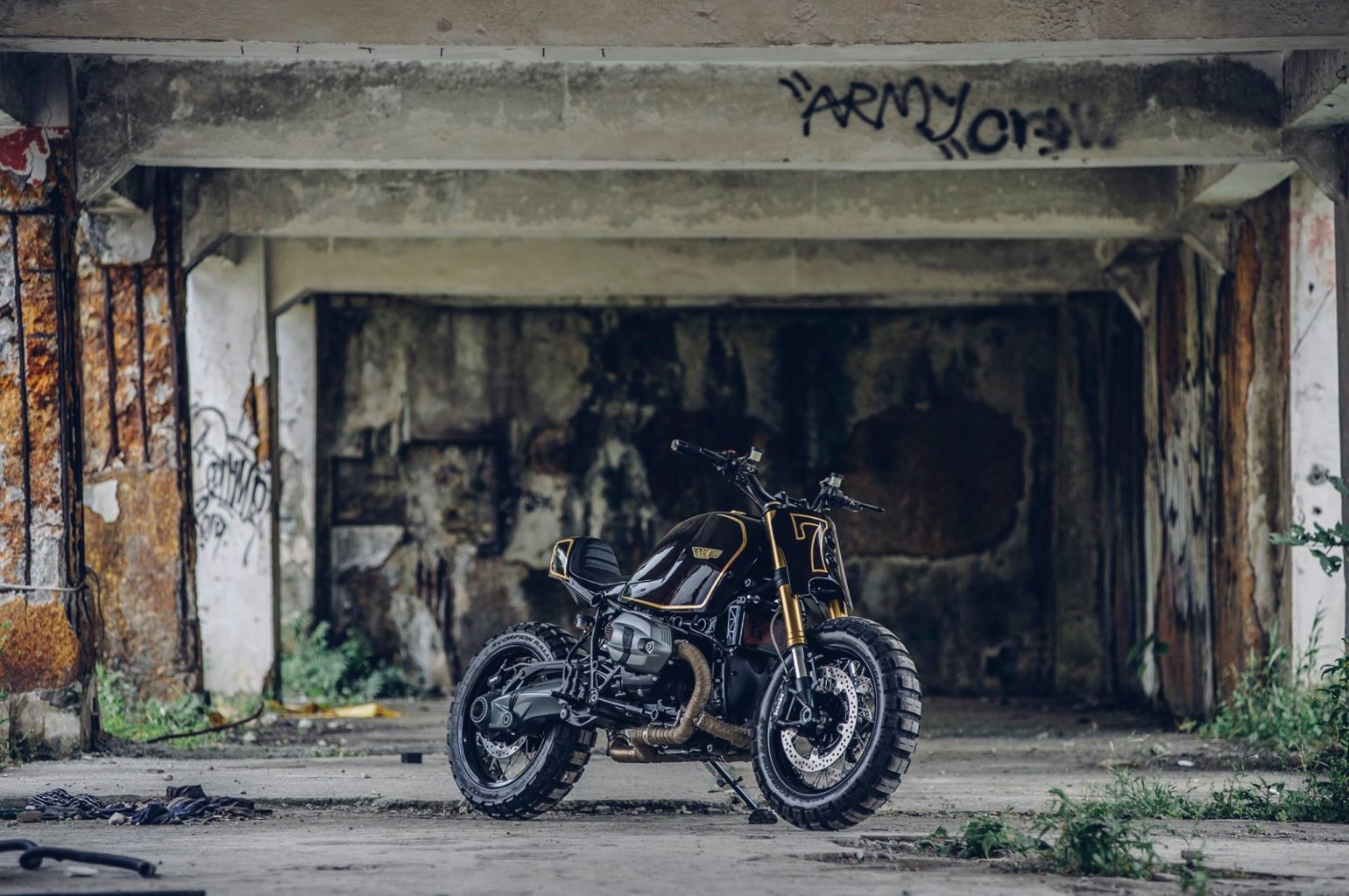BMW R NineT "Snickers" by Onehandmade